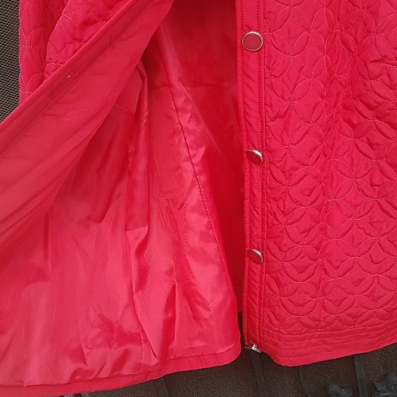 Beautiful red jacket - Picture 4 of 4